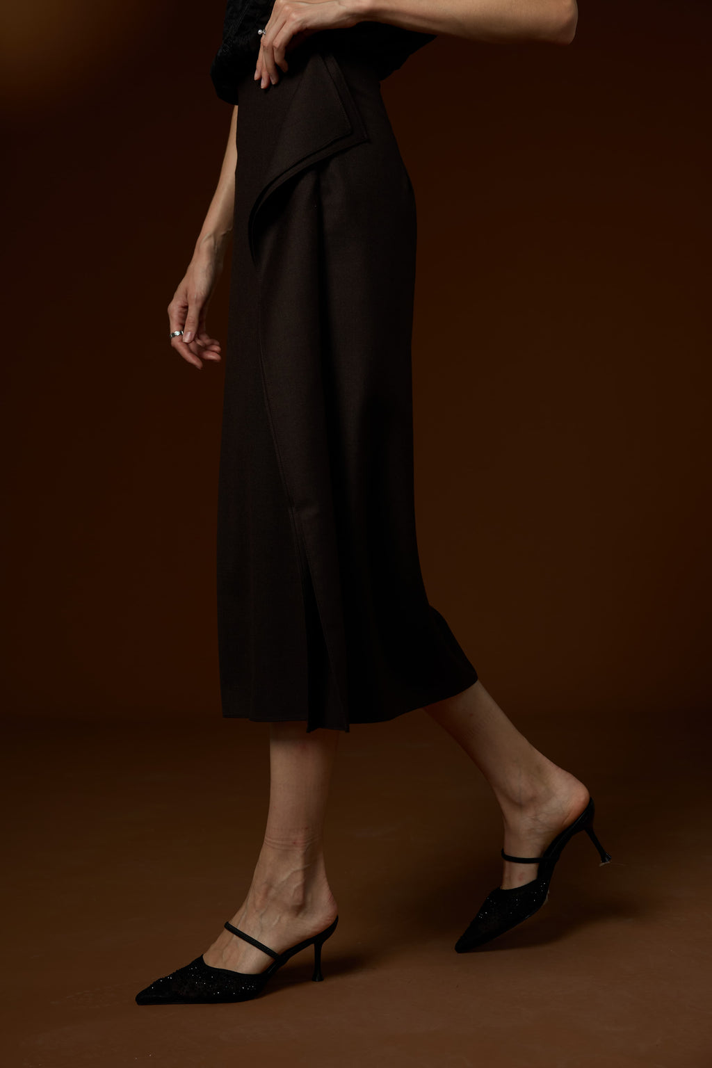 Elegant solid-color high-collar vest and skirt set