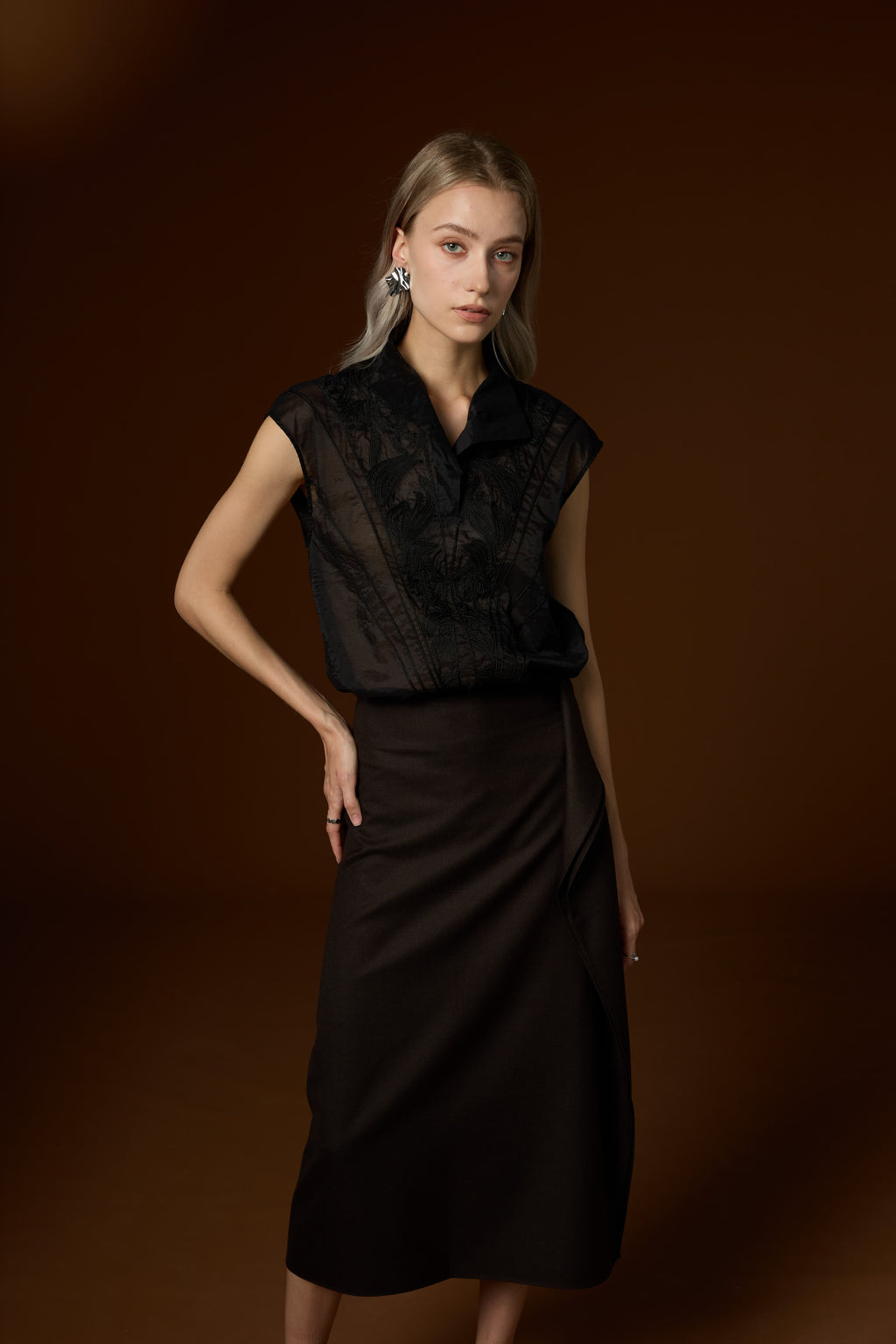 Elegant solid-color high-collar vest and skirt set