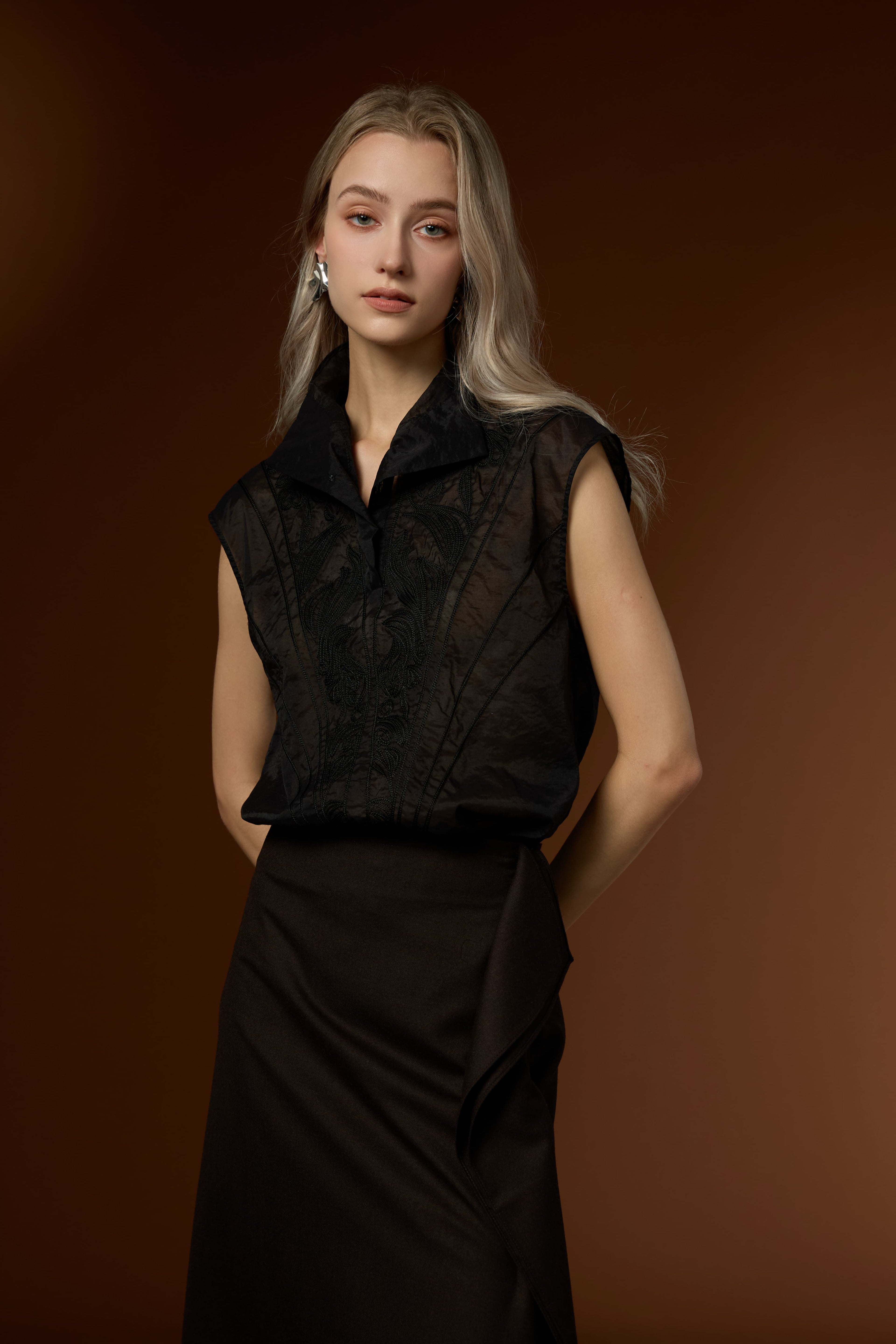 Elegant solid-color high-collar vest and skirt set