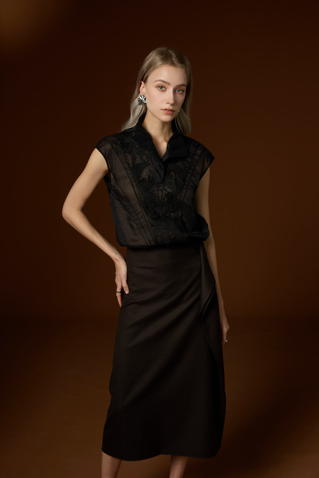 Elegant solid-color high-collar vest and skirt set