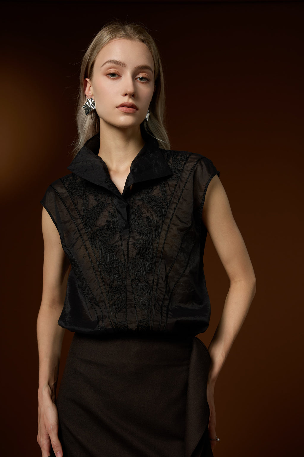Elegant solid-color high-collar vest and skirt set
