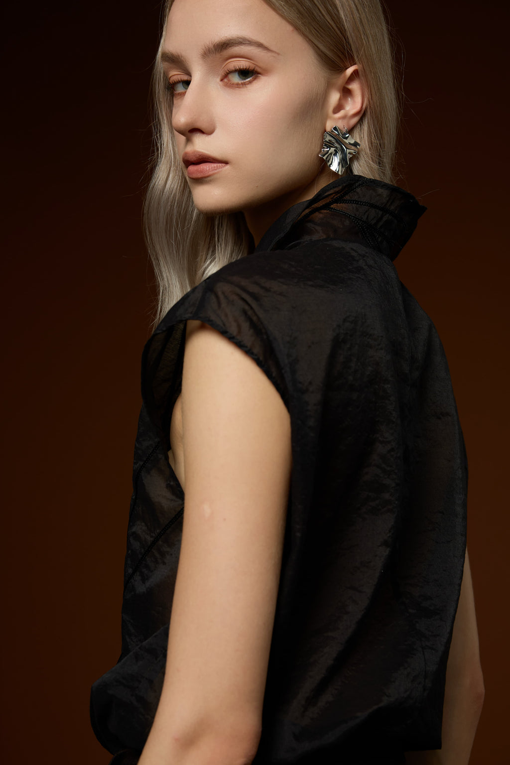 Elegant solid-color high-collar vest and skirt set