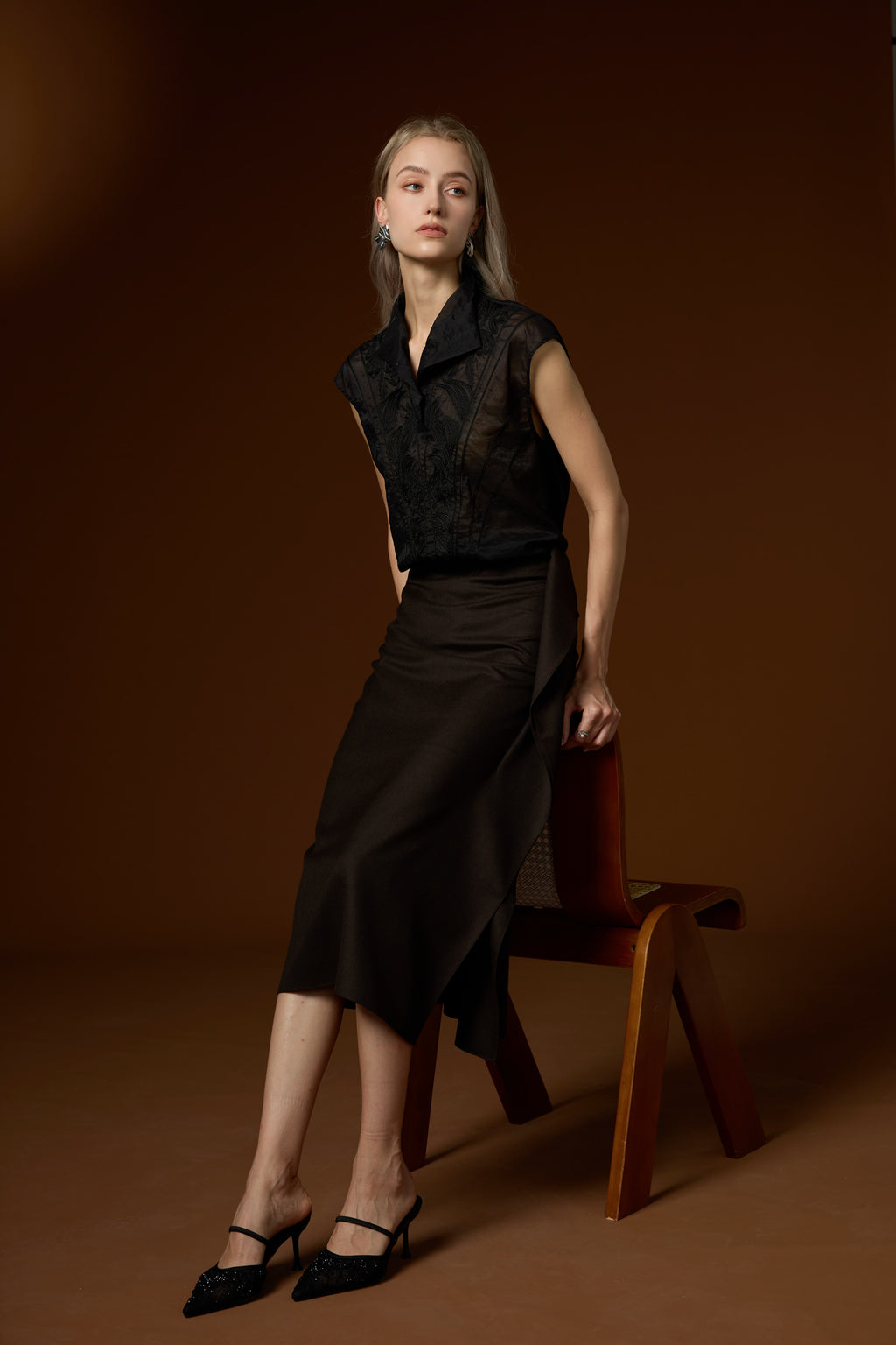 Elegant solid-color high-collar vest and skirt set