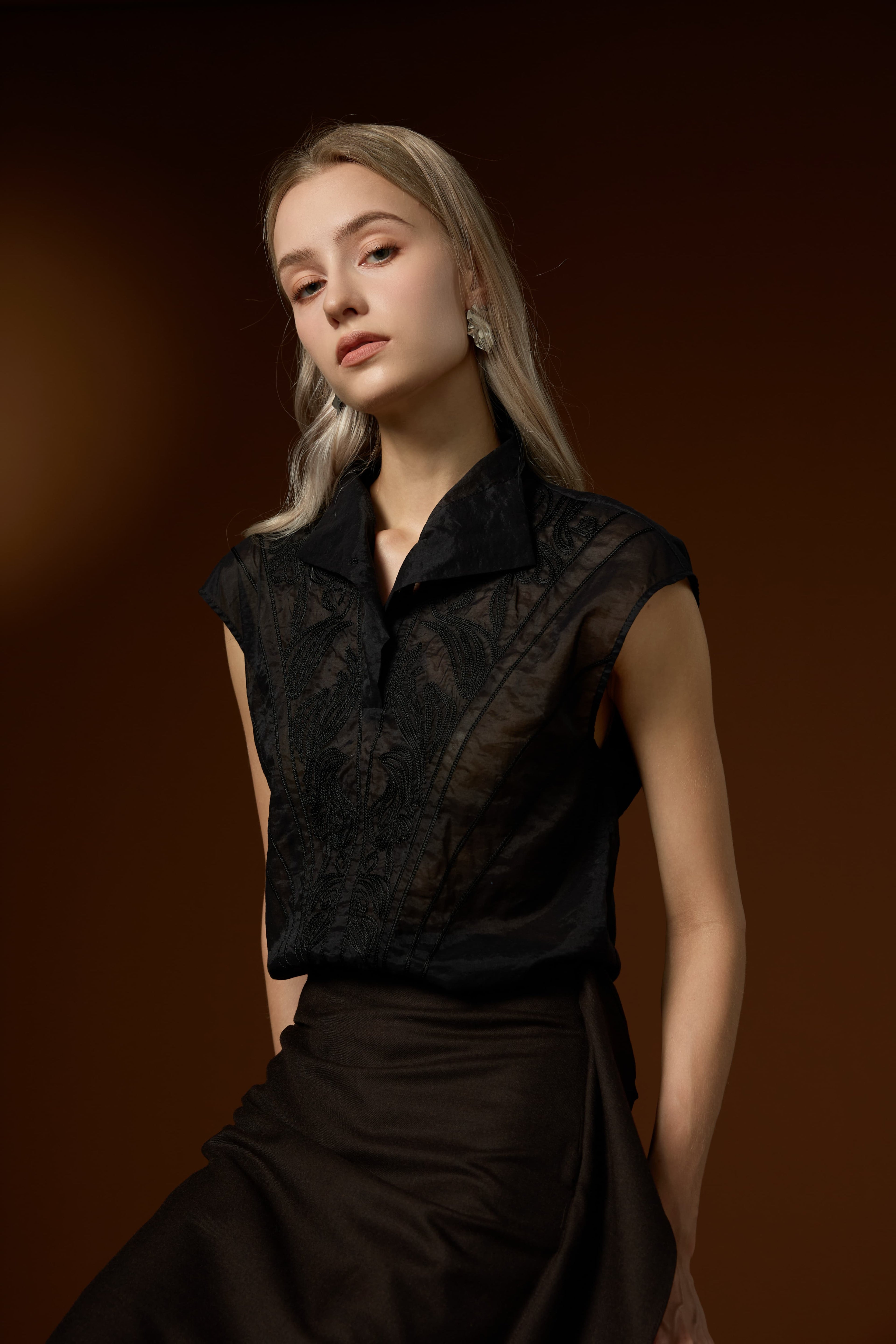Elegant solid-color high-collar vest and skirt set