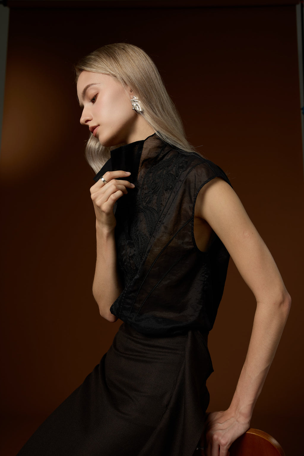 Elegant solid-color high-collar vest and skirt set