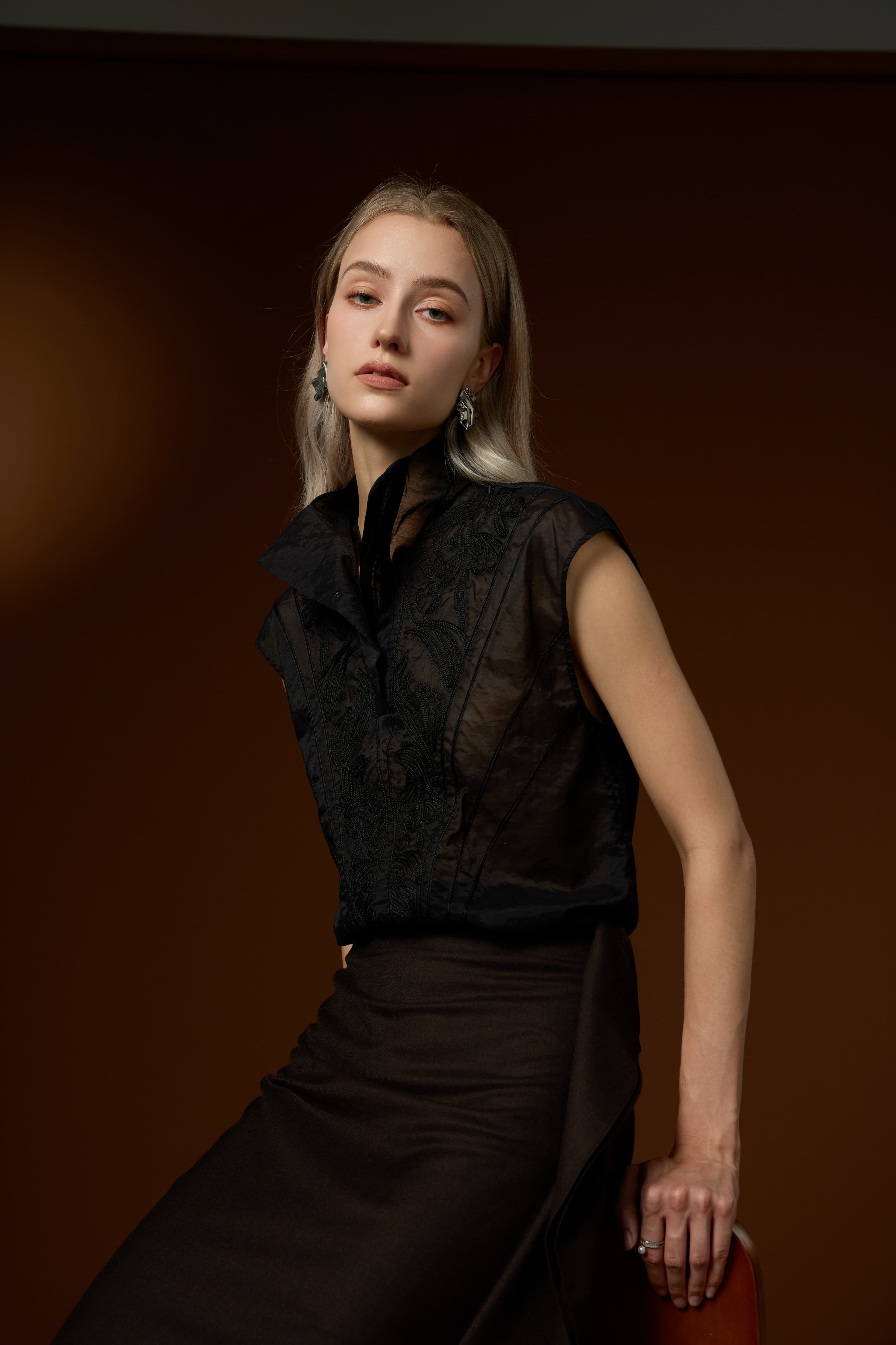Elegant solid-color high-collar vest and skirt set